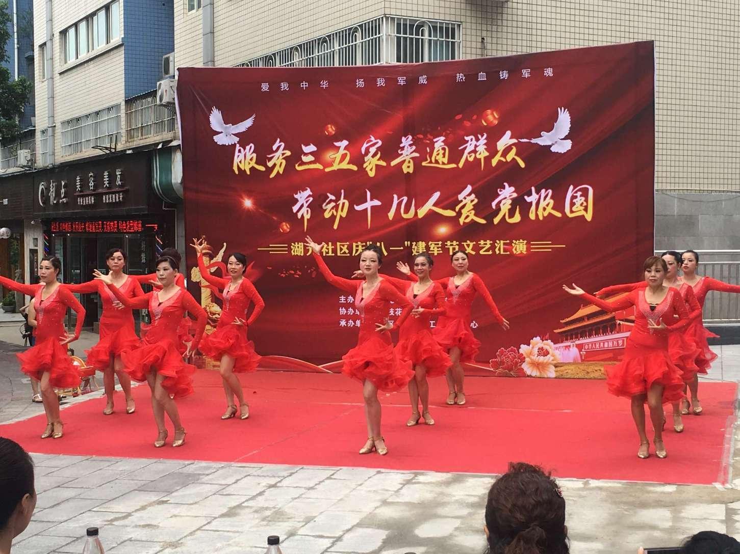 女孩清洁音乐室